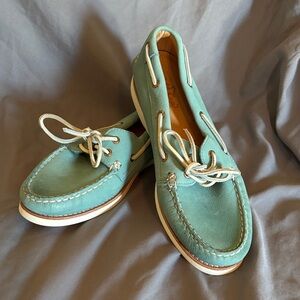 Sperry turquoise 9.5 women’s Boat Shoes with White Laces